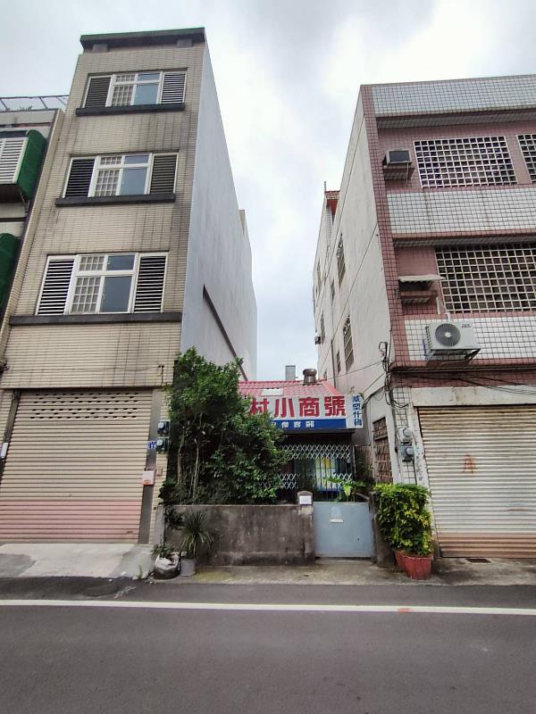 圖3. 從高樓林立中保留下的新村小商號雜貨店。