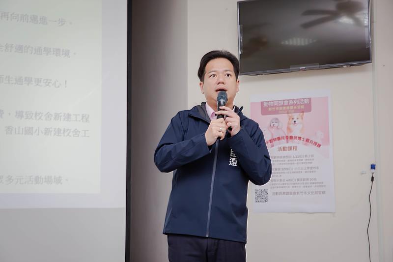 圖2.邱臣遠代理市長報告施政成果。