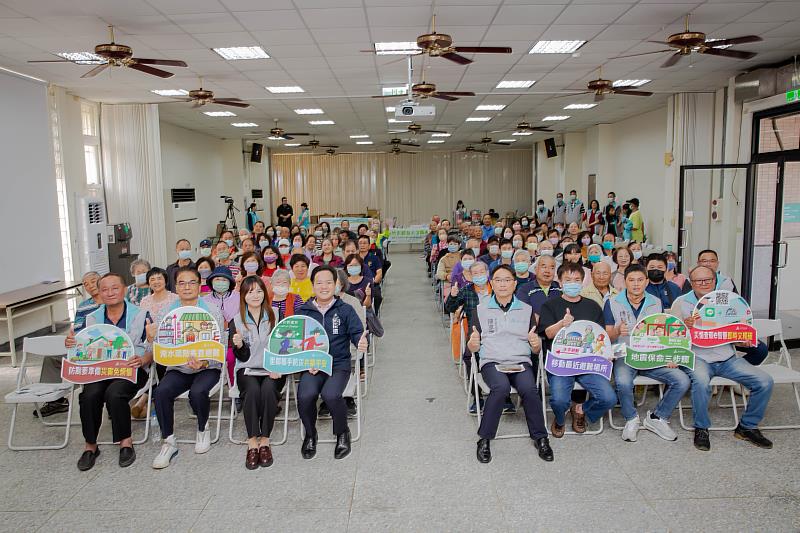 圖1.竹市府辦理里鄰長研習，邱臣遠代理市長與里鄰長及民眾們合影。