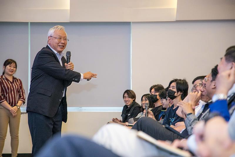 陳鎮東院士與現場師生的互動使講座笑聲不斷