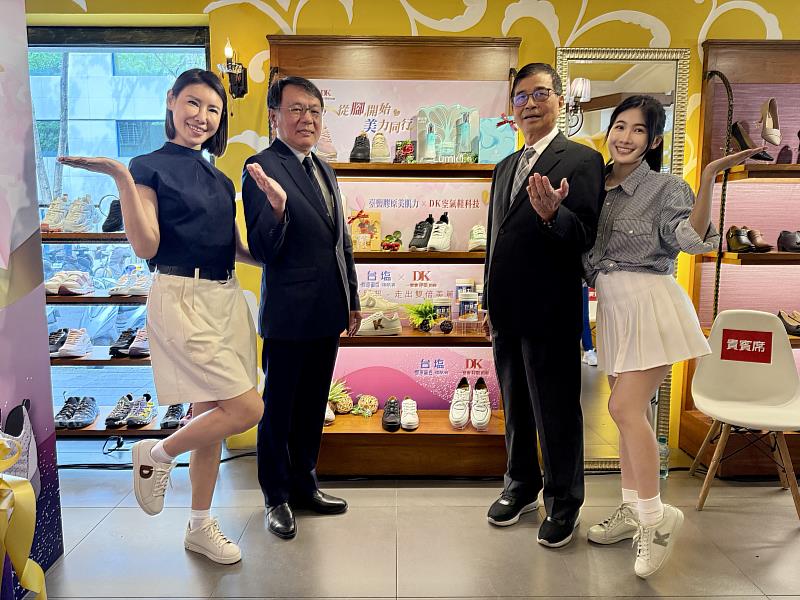 臺鹽公司董事長丁彥哲(左2)與DK呼吸空氣鞋董事長高銘村(右2)邀請消費者4月21日至5月18日，到DK及台塩生技門市選購母親節最佳禮物，「膠」寵媽咪。