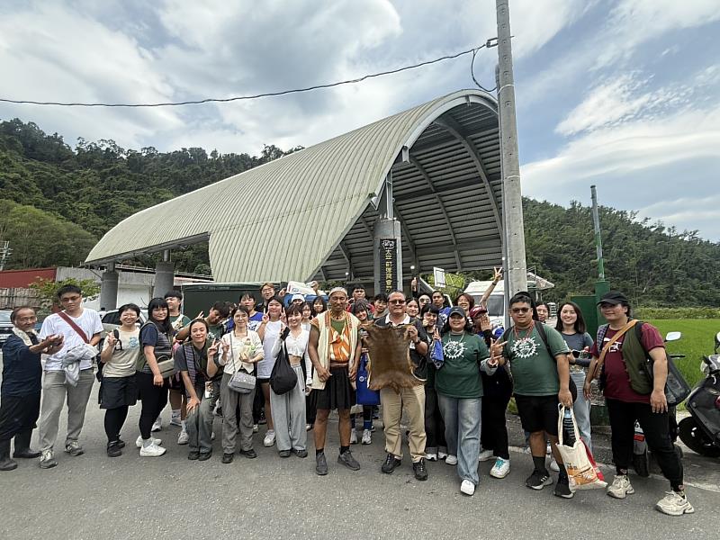 與太平部落族人及中平部落事務組長進行合影