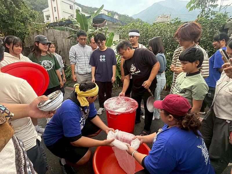 糯米釀製經2週時間發酵後處理方式解說。