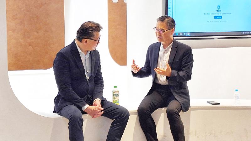 李宗翰院長（右）與宏泰集團執行董事林鴻南於會後持續交流，討論未來聯合專案與長期合作的方式。（圖／淡江大學提供）