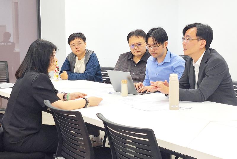 淡江大學與宏泰集團雙方代表分組交流。（圖／淡江大學提供）