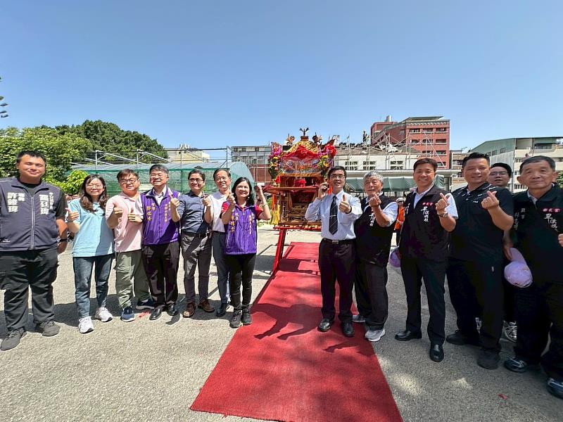 中臺科大及後譯社大師長、興大附農師長與旱溪樂成宮代表及等貴賓合影