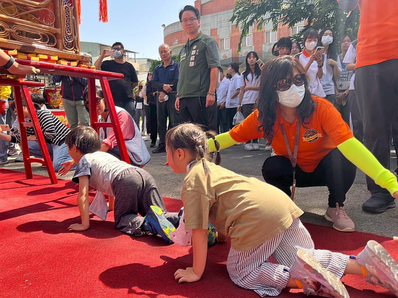 師生體驗媽祖庇佑的稜轎腳傳統儀式