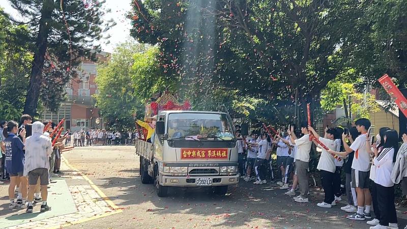 師生恭送財團法人台中樂成媽祖