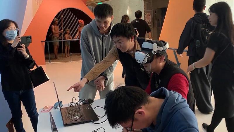 十三行博物館導覽老師穿戴VR設備，體驗水下考古結合遊戲體驗豐富性的沉浸感任務挑戰。(圖／中國科大提供)