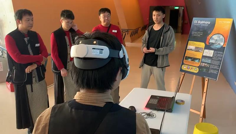 中國科大數位多媒體設計系學生為十三行博物館導覽老師介紹專題成果與操作方式，透過VR互動還原水下考古的各種歷程。(圖／中國科大提供)