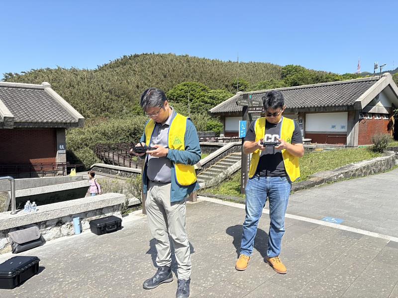 由文大地理系陳致元副教授(右)親自領軍，團隊成員包括大三學生陳亮宇、葉豐嘉，以及碩士班學生林柏丞、葛銘恩，展現跨年級協作與學用合一的堅強實力。