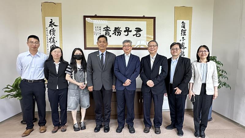 中華電信北區分公司花蓮營業處林龍江總經理與徐輝明校長合照。