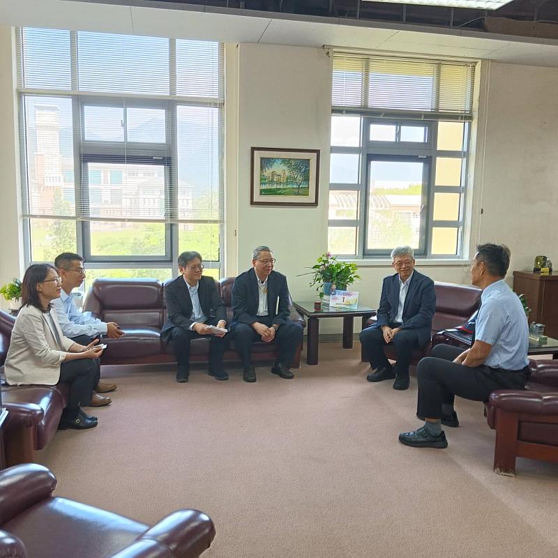 中華電信北區分公司花蓮營業處林龍江總經理與徐輝明校長就未來合作方向及校務治理交換意見。