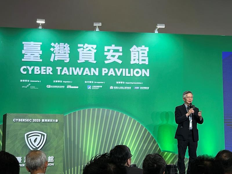 叡揚資訊張培鏞董事長於台灣資安館分享資安生態系角色與策略。