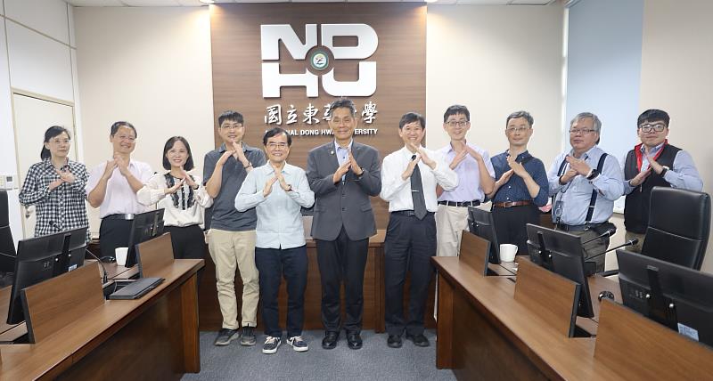 景碩科技以人才為本,邀請與會人員擺出人之手勢。