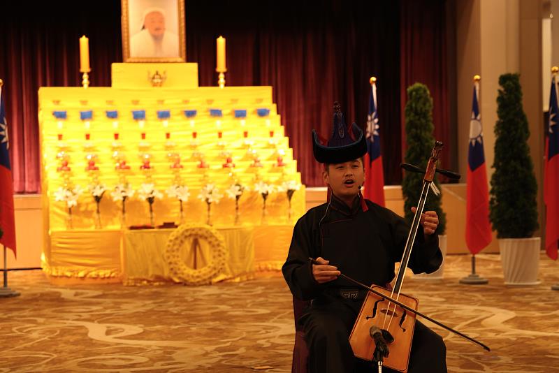 音樂家烏尼德表演蒙古傳統樂器馬頭琴及呼麥（喉音），除演出蒙古樂曲，亦呈現〈望春風〉、〈雨夜花〉等臺灣組曲。