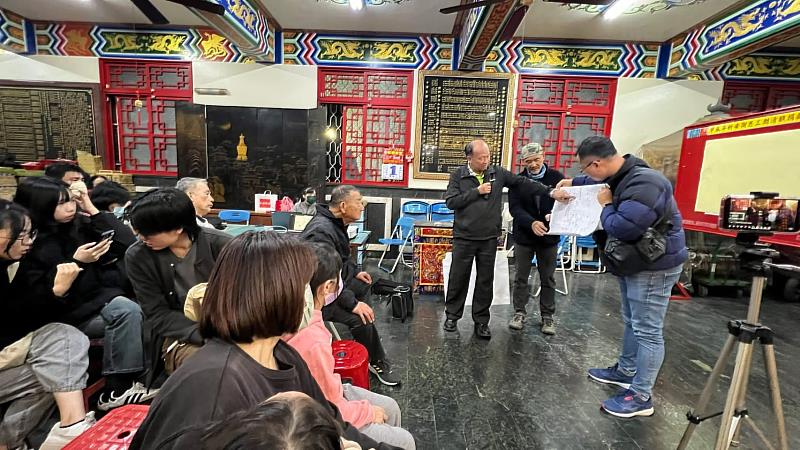 王錦德先生以圖說明歷史現場