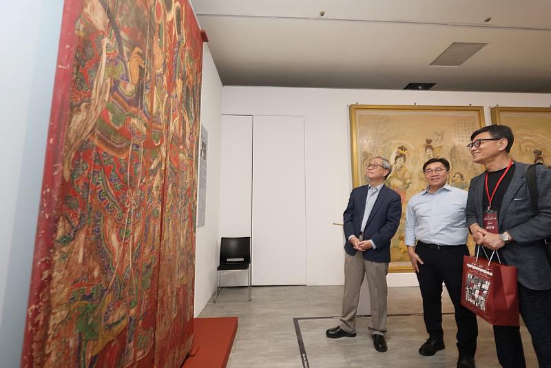文化部長李遠(左)、文化資源司長陳修程(中)及陳德聚堂認養人陳百棟(右)觀賞藝術家陳玉峰作品《神荼鬱壘》,為臺南市文化資產管理處修復後首次對外展出