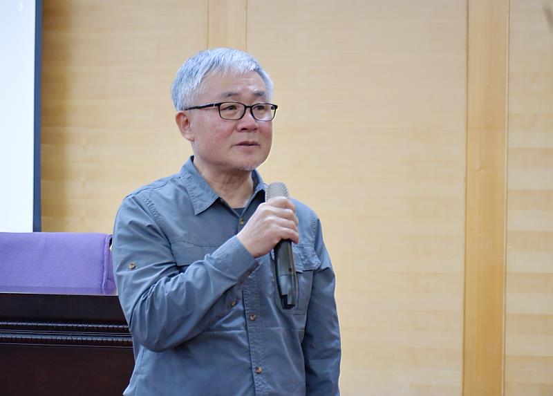 南華大學文學系邀請海洋文學作家廖鴻基蒞校演講，勉勵大學生勇於航出去。
