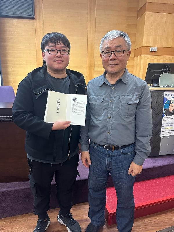 南華大學文學系邀請海洋文學作家廖鴻基蒞校演講，學生歡喜合影。