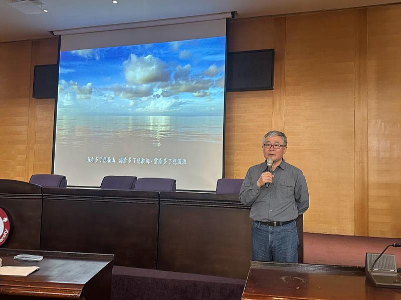 南華大學文學系邀請海洋文學作家廖鴻基蒞校演講,分享海上工作與創作的經驗。