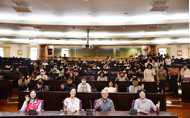 南華大學文學系邀請海洋文學作家廖鴻基蒞校演講,並與聽講師生大合照。