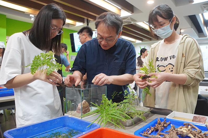 大葉大學藥保系吳建一老師(中)帶領學生製作微生態缸