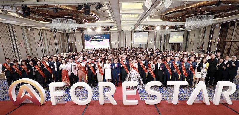 富士達保經2024年度榮譽會暨領袖極峰頒獎典禮同仁大合照