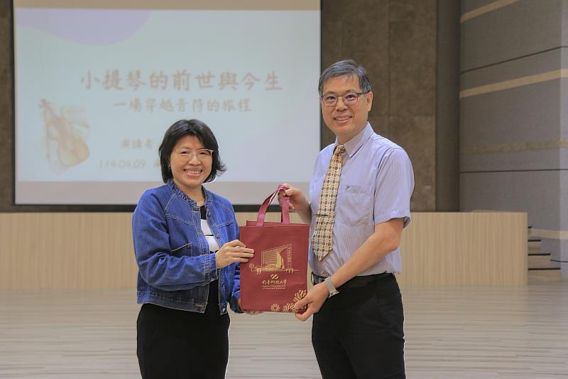 南臺科技大學副校長王振乾(右)於通識大師講座特致贈聘書及紀念品予對位室內樂團首席小提琴林佳霖(左)。