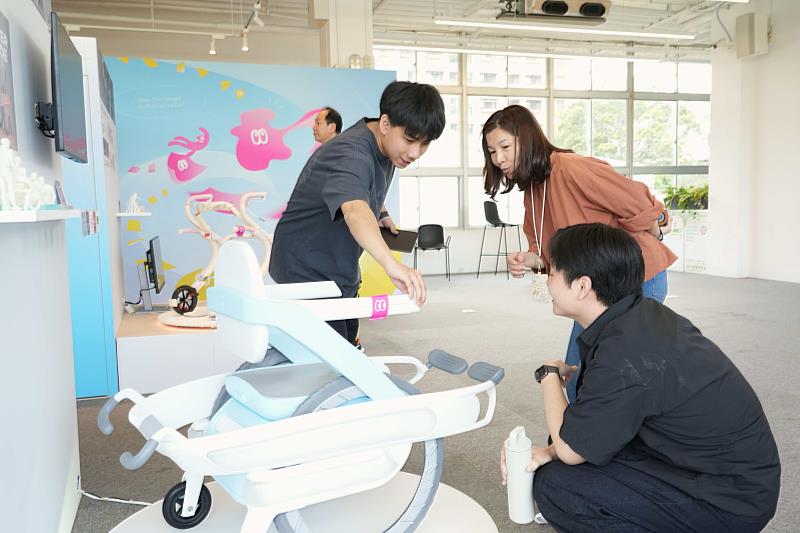 Aquiv 水上助行載具，為一款可以外加具有浮漂力外框的輪椅，遇洪災時能保有移動能力