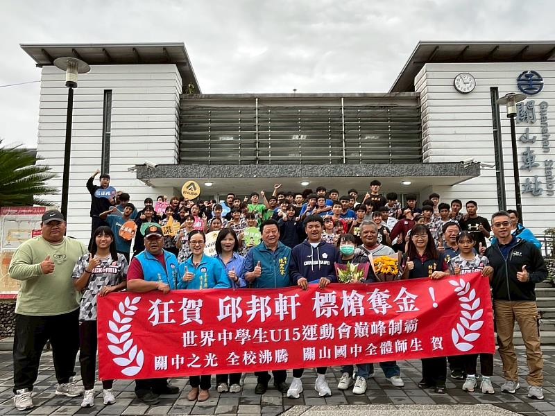 關山國中邱邦軒奪世中運標槍冠軍並破大會紀錄 饒慶鈴期為學子學習典範
