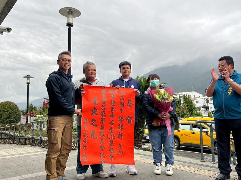 關山國中邱邦軒奪世中運標槍冠軍並破大會紀錄 饒慶鈴期為學子學習典範
