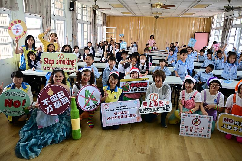 臺東縣衛生局校園菸害防制宣導正式開跑！ 白雪公主與小矮人快閃校園 用創意演出守護學童健康