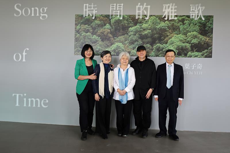 亞大校長蔡進發(右1)、葉子奇畫家(右2)等，在展覽入口處合影。