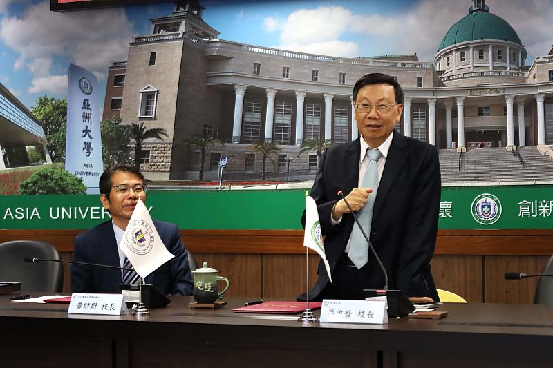 亞大校長蔡進發(右)表示，亞大、崇仁簽署合作備忘錄，從就學、就業一條龍服務，有助於緩解國內護理人員不足問題。