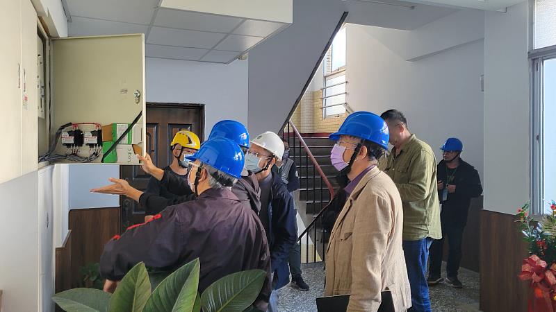 淡江大學輔導團隊實地走訪申請學校，以了解其節能設備的運行狀況。（圖／淡江大學提供）