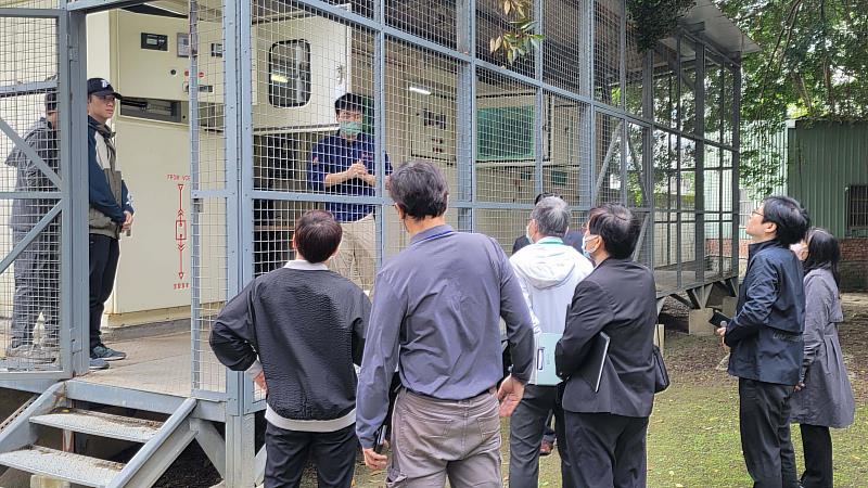 淡江大學輔導團隊實地走訪申請學校，以了解其節能設備的運行狀況。（圖／淡江大學提供）