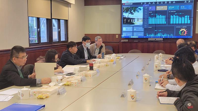 蕭瑞祥總務長（左1）帶領輔導團隊，前往申請大學了解節能設備及EMS的使用情況。（圖／淡江大學提供）
