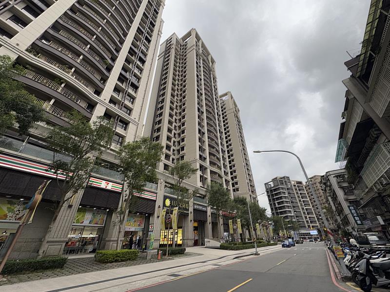 信義房屋土城重劃店專案經理余秉耕指出,土城人口僅24萬,約為新莊的一半,人口基數本就較小,且以預售市場交易為大宗,交易無法完全反映到實際的買賣移轉棟數上。
