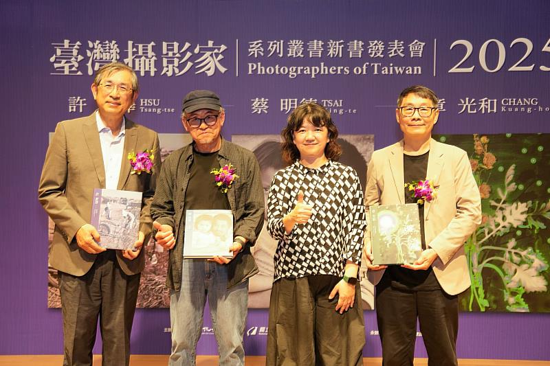 文化部政務次長李靜慧(右2)、攝影家許蒼澤家屬許正園(左1)、攝影家蔡明德(左2)、攝影家章光和(右1)一起合影。