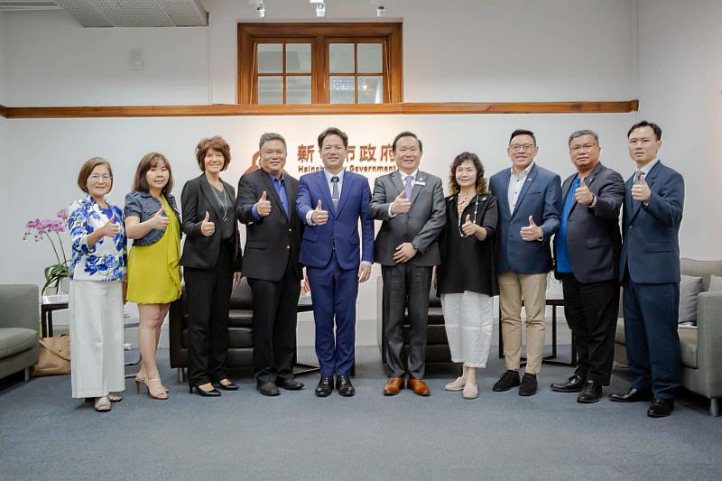 美國庫比蒂諾市學區委員訪問團及姐妹市會長及副會長拜會新竹市政府大合照