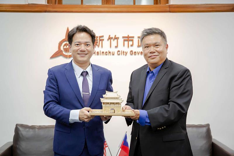 邱代理市長致贈「竹塹城」石雕擺飾及新竹特產米粉禮盒表達感謝