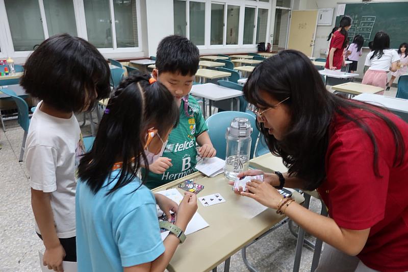 南大師培中心計畫主持人陳致澄主任指出，讓師資生善用所學，深入課輔現場服務，正是落實做中學的具體表現
