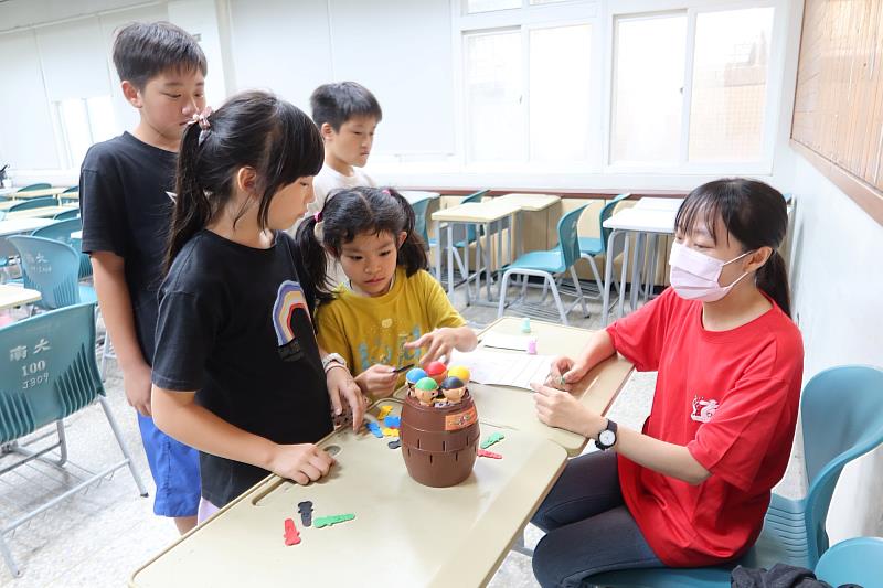 南大聯電課輔中心活動,邀集校內跨系所30位師資生參與關卡設計與帶領,透過「做中學、樂中學」的理念,發揮各自專長與創意
