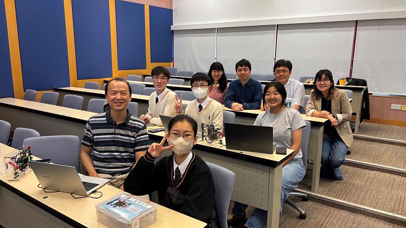南大李健興教授團隊帶領來自香港中華基督教會基元中學、羅定邦中學及香港青年協會李兆基書院等校師生,實作QCI與GAI學習工具