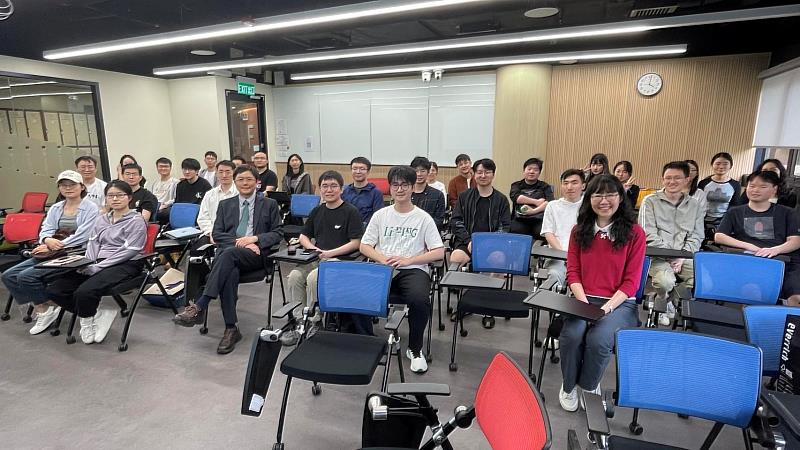 臺南大學李健興教授於香港理工大學進行專題演講,並邀請該校資料科學與人工智慧團隊參與平台建置計畫