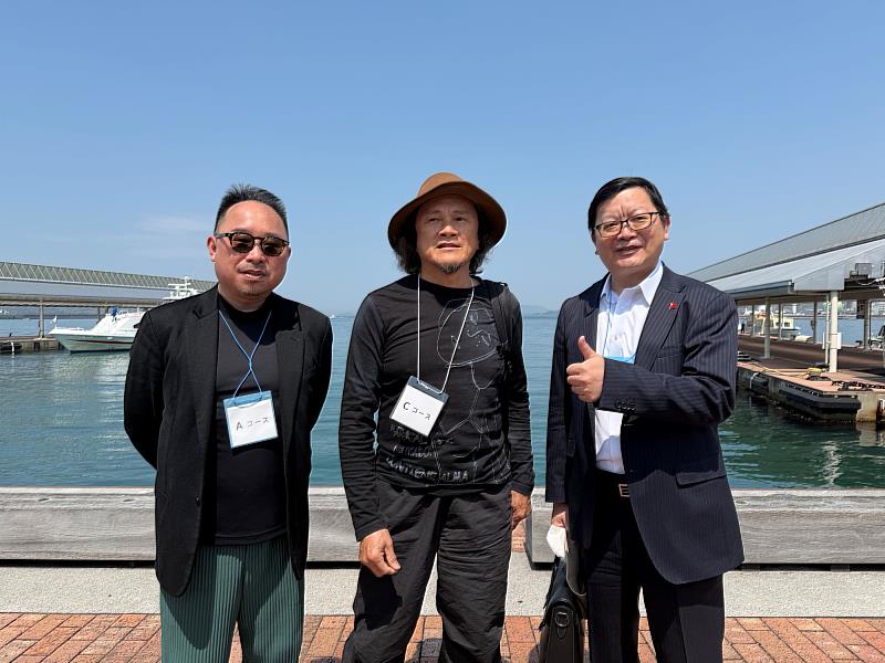 （左起）駐日臺灣文化中心主任曾鈐龍與藝術家王文志及駐大阪辦事處處長洪英傑合影