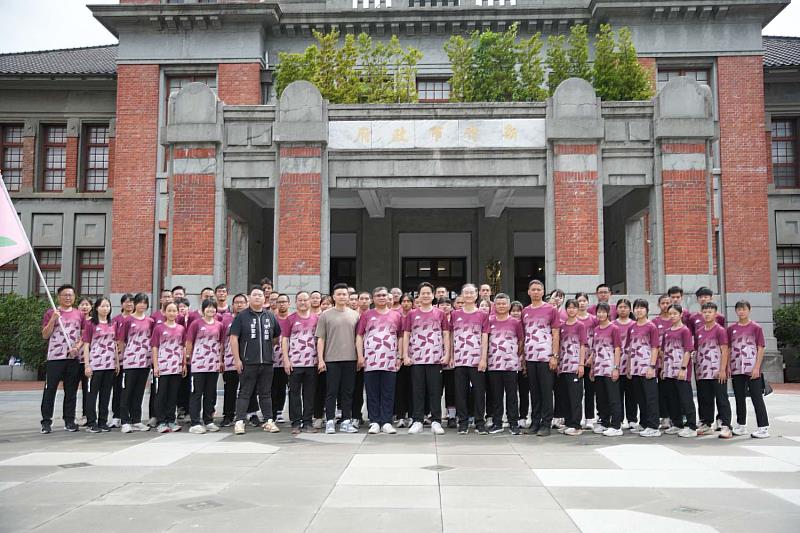 新竹市全中運代表隊整裝出發，代理市長邱臣遠為選手們授旗打氣。