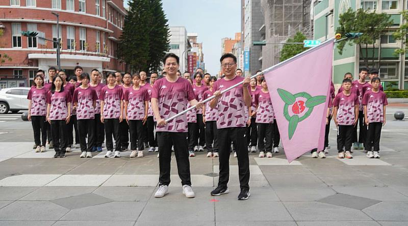 新竹市全中運代表隊整裝出發，代理市長邱臣遠為選手們授旗打氣。