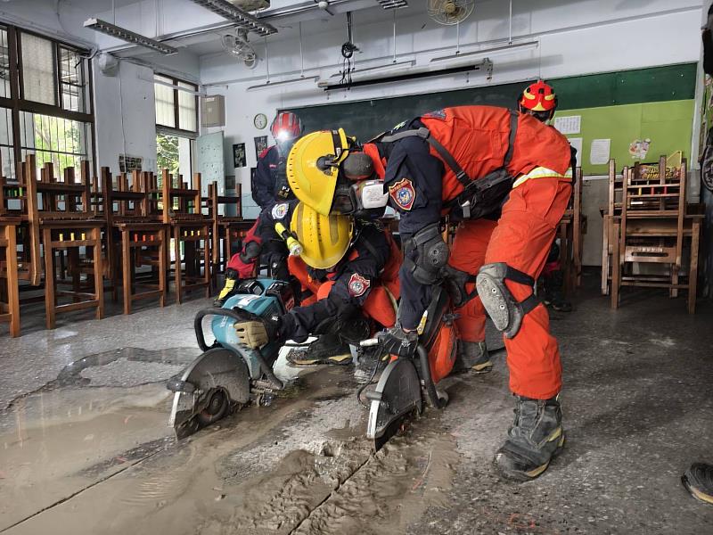 此次訓練動員97名消防及義消特搜人員、10名醫護人員及40名民間救難團體人員，共計147名人員投入本次移地動員訓練。